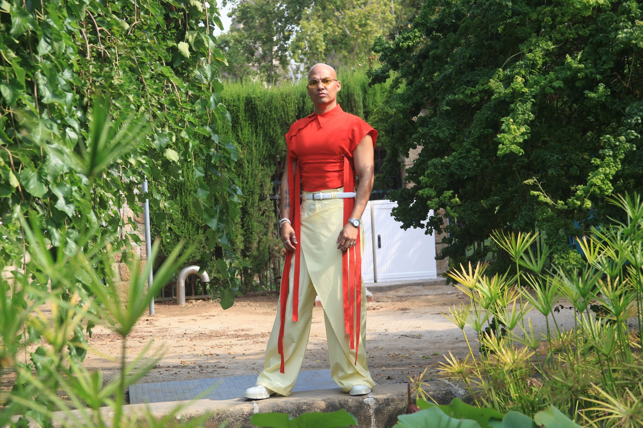 Top Masculino rojo Pantalones Amarillos